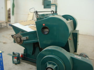 नालीदार गत्ता मैनुअल फ्लैट बढ़ती है और मरने के काटने की मशीन 5.5kw / 7.5KW